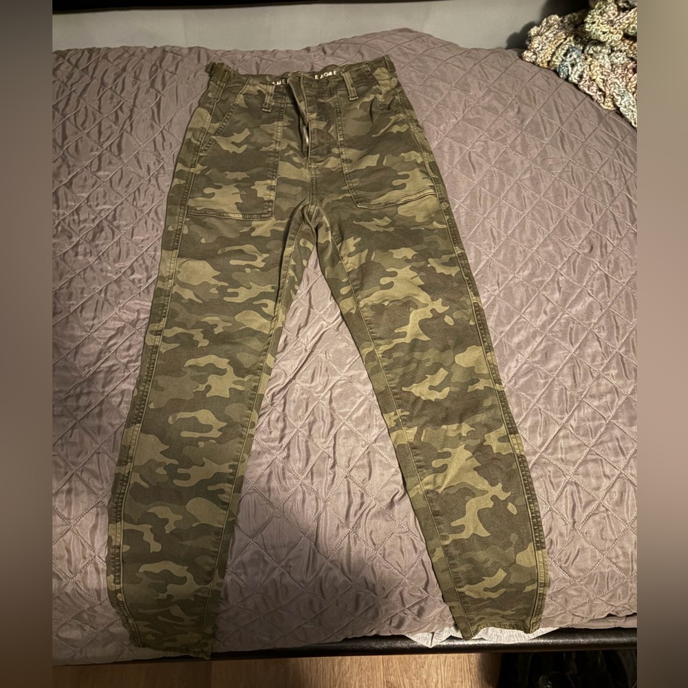 Women’s American Eagle Outfitters camo Cargo Pants